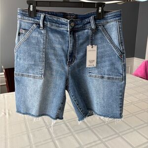 Judy Blue Medium Wash Mid Rise Bermuda Shorts, size XL. New with tags.